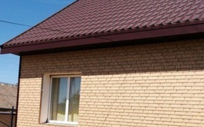 Монтаж цокольного сайдинга Ю-Пласт Stone House кирпич коричневый и отделка фасадными панелями сайдинг «Стоун-хаус» кирпич песочный