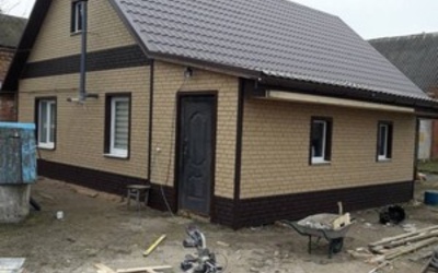 Монтаж цокольного сайдинга Ю-Пласт Stone House кирпич коричневый и отделка фасада сайдингом Ю-Пласт Stone House кирпич бежевый