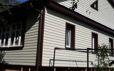 Отделка фасада сайдингом Ю-Пласт бежевый Корабельный брус