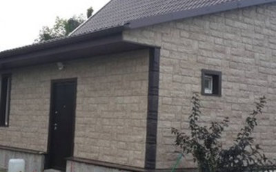Отделка фасада панелями Альта-Профиль Скалистый камень Алтай