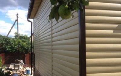 Отделка фасада сайдингом Ю-пласт Корабельный брус Кремовый