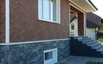 Монтаж цокольного сайдинга Альта Профиль бутовый камень Скандинавский и отделка фасада панелями Альта-Профиль Кирпич Бежевый комби