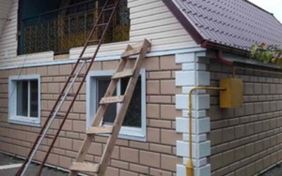 Отделка фасада панелями Альта-Профиль Флорентийский камень Песчаный