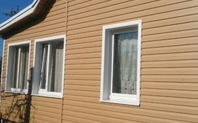 Отделка фасада 80 м2 сайдингом Блок Хаус (Blockhouse) Docke Карамель