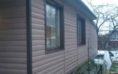 Отделка фасада сайдингом Блок Хаус (Blockhouse) Docke Wood-Slide Кедр