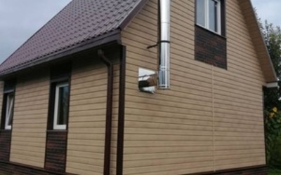 Монтаж цокольного сайдинга Альта-Профиль Кирпич Жженый и отделка фасада сайдингом Vox Max 3 Дуб