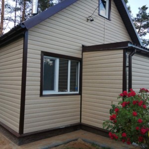 Монтаж цокольного сайдинга Vox SOLID Stone Regular Umbria и отделка фасада сайдингом Тимберблок Ясень золотистый