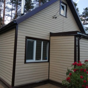 Монтаж цокольного сайдинга Vox SOLID Stone Regular Umbria и отделка фасада сайдингом Тимберблок Ясень золотистый