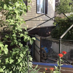 Монтаж цокольного сайдинга Ю-Пласт Stone House кирпич коричневый и отделка фасада сайдингом Альта-Профиль золотистый Корабельный брус