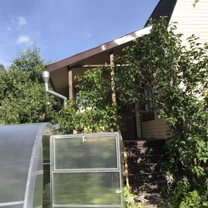 Монтаж цокольного сайдинга Ю-Пласт Stone House кирпич коричневый и отделка фасада сайдингом Альта-Профиль золотистый Корабельный брус