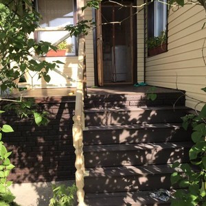 Монтаж цокольного сайдинга Ю-Пласт Stone House кирпич коричневый и отделка фасада сайдингом Альта-Профиль золотистый Корабельный брус