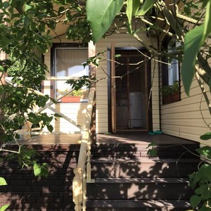 Монтаж цокольного сайдинга Ю-Пласт Stone House кирпич коричневый и отделка фасада сайдингом Альта-Профиль золотистый Корабельный брус