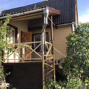 Монтаж цокольного сайдинга Ю-Пласт Stone House кирпич коричневый и отделка фасада сайдингом Альта-Профиль золотистый Корабельный брус