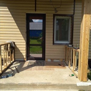 Монтаж цокольного сайдинга Ю-Пласт Stone House кирпич коричневый и отделка фасада сайдингом Timberblock Дуб золотой