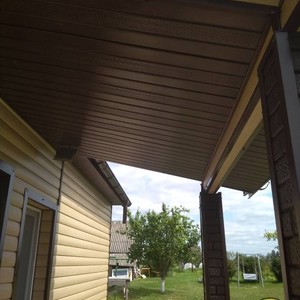 Монтаж цокольного сайдинга Ю-Пласт Stone House кирпич коричневый и отделка фасада сайдингом Timberblock Дуб золотой