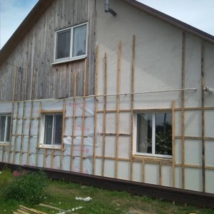 Монтаж цокольного сайдинга Ю-Пласт Stone House кирпич коричневый и отделка фасада сайдингом Timberblock Дуб золотой