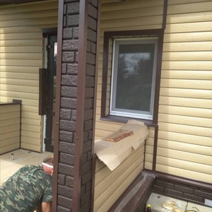 Монтаж цокольного сайдинга Ю-Пласт Stone House кирпич коричневый и отделка фасада сайдингом Timberblock Дуб золотой