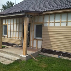 Монтаж цокольного сайдинга Ю-Пласт Stone House кирпич коричневый и отделка фасада сайдингом Timberblock Дуб золотой