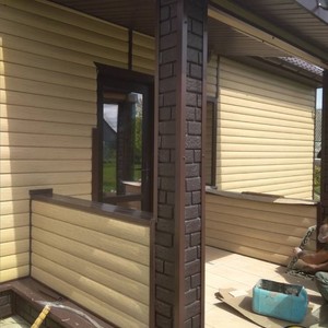 Монтаж цокольного сайдинга Ю-Пласт Stone House кирпич коричневый и отделка фасада сайдингом Timberblock Дуб золотой