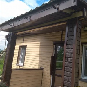 Монтаж цокольного сайдинга Ю-Пласт Stone House кирпич коричневый и отделка фасада сайдингом Timberblock Дуб золотой