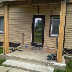 Монтаж цокольного сайдинга Ю-Пласт Stone House кирпич коричневый и отделка фасада сайдингом Timberblock Дуб золотой