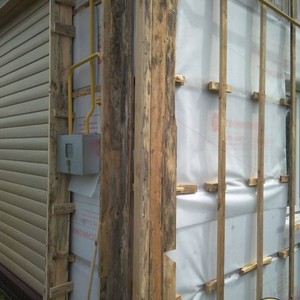 Монтаж цокольного сайдинга Ю-Пласт Stone House кирпич коричневый и отделка фасада сайдингом Timberblock Дуб золотой