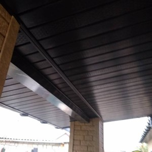 Монтаж цокольного сайдинга Stone House камень изумрудный и отделка фасада панелями Stone House камень песочный