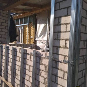 Монтаж цокольного сайдинга Stone House камень изумрудный и отделка фасада панелями Stone House камень песочный