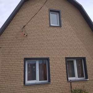 Монтаж цокольного сайдинга Stone House камень изумрудный и отделка фасада панелями Stone House камень песочный