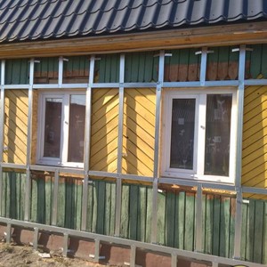 Монтаж цокольного сайдинга Stone House камень изумрудный и отделка фасада панелями Stone House камень песочный