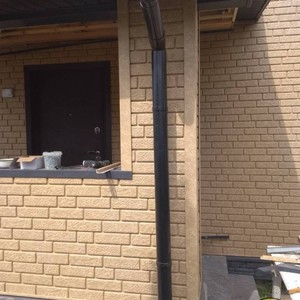 Монтаж цокольного сайдинга Stone House камень изумрудный и отделка фасада панелями Stone House камень песочный
