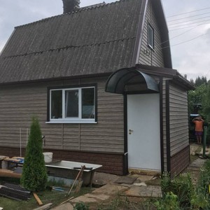Монтаж сайдинга Timberblock Альпийская ель и обшивка цокольным сайдингом «Стоун-хаус» кирпич песочный