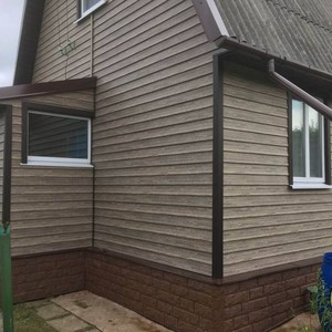 Монтаж сайдинга Timberblock Альпийская ель и обшивка цокольным сайдингом «Стоун-хаус» кирпич песочный