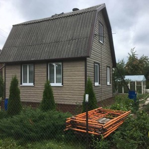 Монтаж сайдинга Timberblock Альпийская ель и обшивка цокольным сайдингом «Стоун-хаус» кирпич песочный