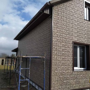Монтаж цокольного сайдинга Ю-Пласт Stone House кирпич коричневый и отделка фасада сайдингом Ю-пласт Stone House Сланец бежевый