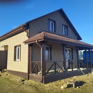 Монтаж цокольного сайдинга Ю-Пласт Stone House кирпич коричневый и отделка фасада сайдингом Ю-пласт Stone House Сланец бежевый