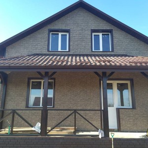 Монтаж цокольного сайдинга Ю-Пласт Stone House кирпич коричневый и отделка фасада сайдингом Ю-пласт Stone House Сланец бежевый