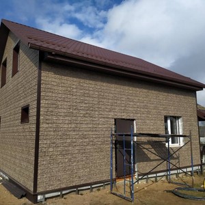 Монтаж цокольного сайдинга Ю-Пласт Stone House кирпич коричневый и отделка фасада сайдингом Ю-пласт Stone House Сланец бежевый