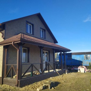 Монтаж цокольного сайдинга Ю-Пласт Stone House кирпич коричневый и отделка фасада сайдингом Ю-пласт Stone House Сланец бежевый