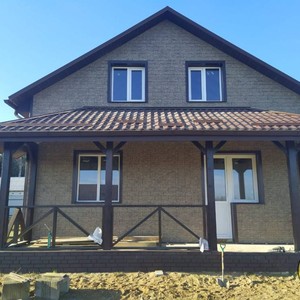 Монтаж цокольного сайдинга Ю-Пласт Stone House кирпич коричневый и отделка фасада сайдингом Ю-пласт Stone House Сланец бежевый