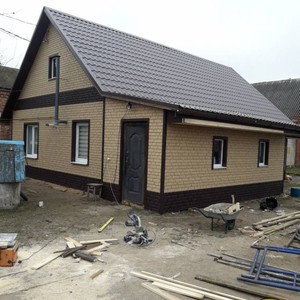 Монтаж цокольного сайдинга Ю-Пласт Stone House кирпич коричневый и отделка фасада сайдингом Ю-Пласт Stone House кирпич бежевый