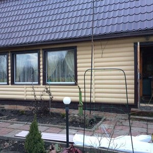 Монтаж цокольного сайдинга Ю-Пласт Stone House кирпич коричневый и отделка фасада панелями Блок Хаус (Blockhouse) Альта-Профиль двухпереломный Золотистый