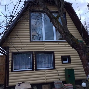 Монтаж цокольного сайдинга Ю-Пласт Stone House кирпич коричневый и отделка фасада панелями Блок Хаус (Blockhouse) Альта-Профиль двухпереломный Золотистый