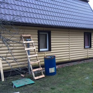 Монтаж цокольного сайдинга Ю-Пласт Stone House кирпич коричневый и отделка фасада панелями Блок Хаус (Blockhouse) Альта-Профиль двухпереломный Золотистый