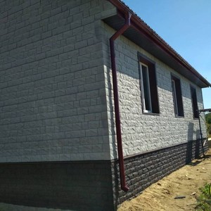 Монтаж цокольного сайдинга Альта-Профиль Фагот Чеховский и отделка фасада панелями Doсke Fels Арктик