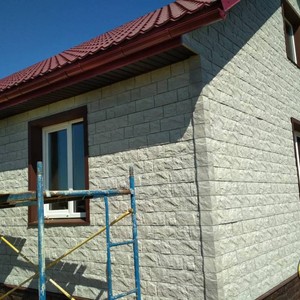Монтаж цокольного сайдинга Альта-Профиль Фагот Чеховский и отделка фасада панелями Doсke Fels Арктик