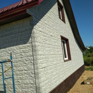 Монтаж цокольного сайдинга Альта-Профиль Фагот Чеховский и отделка фасада панелями Doсke Fels Арктик