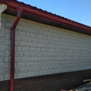 Монтаж цокольного сайдинга Альта-Профиль Фагот Чеховский и отделка фасада панелями Doсke Fels Арктик