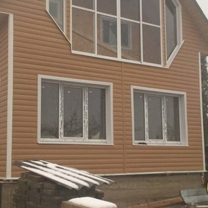 Отделка фасада панелями Блок Хаус (Blockhouse) Docke Карамель