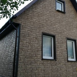 Отделка фасада сайдингом Я-фасад  крымский сланец (янтарь)